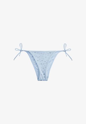 Slip bikini azzurro chiaro con lacci laterali e piccoli ornamenti argentati sparsi sul pannello anteriore del tessuto.
