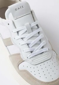 Sneaker con tomaia in pelle bianca e accenti in suede grigio, lacci bianchi piatti, puntale perforato e un'etichetta in rilievo con la scritta "D.A.T.E.".