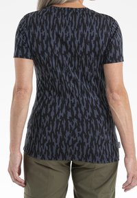 kortärmad svart och marinblå mönstrad skjorta med avslappnad passform. Har en rundad halsringning och subtilt, texturerat tyg.