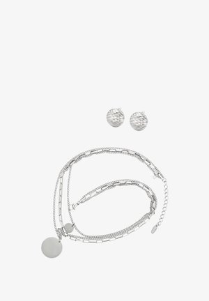 Zilveren sieradenset met een gelaagde ketting met ronde hanger en gestructureerde oorbellen, beide met een gepolijste metalen afwerking.