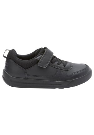 Chaussure de sport noire avec une tige en cuir lisse, des accents en mesh, une sangle velcro et un laçage. Semelle en caoutchouc pour durabilité et adhérence.