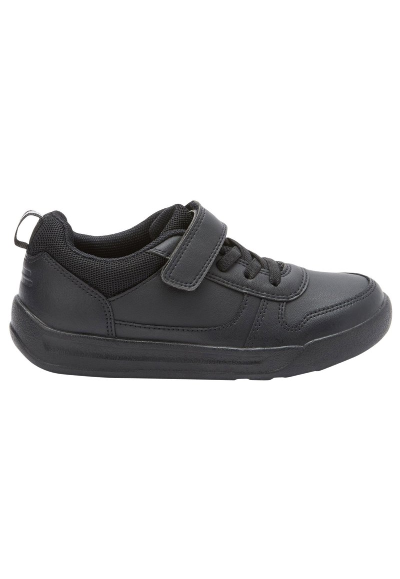 Chaussure de sport noire avec une tige en cuir lisse, des accents en mesh, une sangle velcro et un laçage. Semelle en caoutchouc pour durabilité et adhérence.