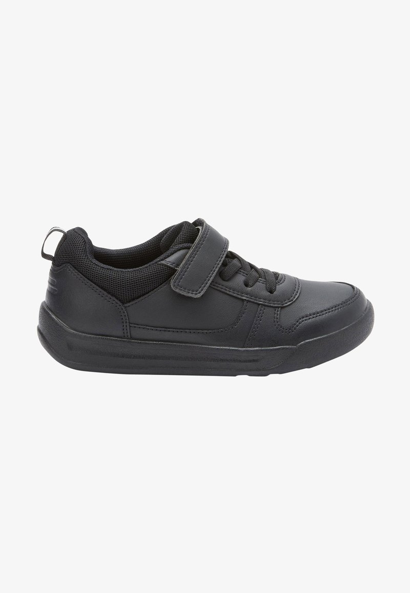 Chaussure de sport noire avec une tige en cuir lisse, des accents en mesh, une sangle velcro et un laçage. Semelle en caoutchouc pour durabilité et adhérence.