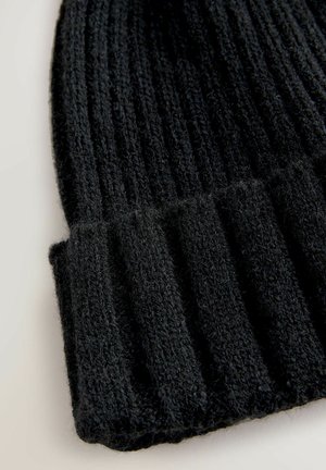 Musthave musterniga mustrihat, millel on soonikkoes ja volditud äär, mis tagab lisasooja. Pehme villasegu materjal pakub mugavat ja vastupidavat viimistlust.