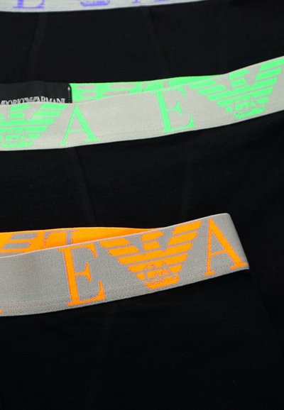 Schwarzes Kleidungsstück mit zwei Gummibändern. Eines hat einen neongrünen "EA"-Text, und das andere einen neonorangen "EA"-Text, beide auf grauen Bändern.