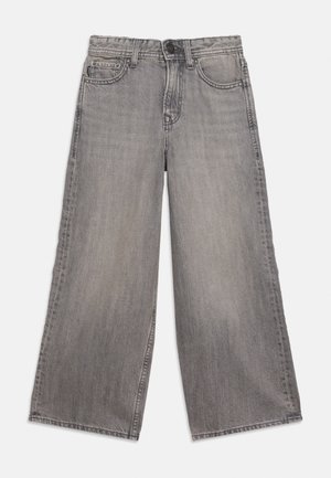 Jean gris à jambes larges avec fermeture bouton et fermeture éclair, poches avant, et passants de ceinture, posé à plat sur un fond blanc.