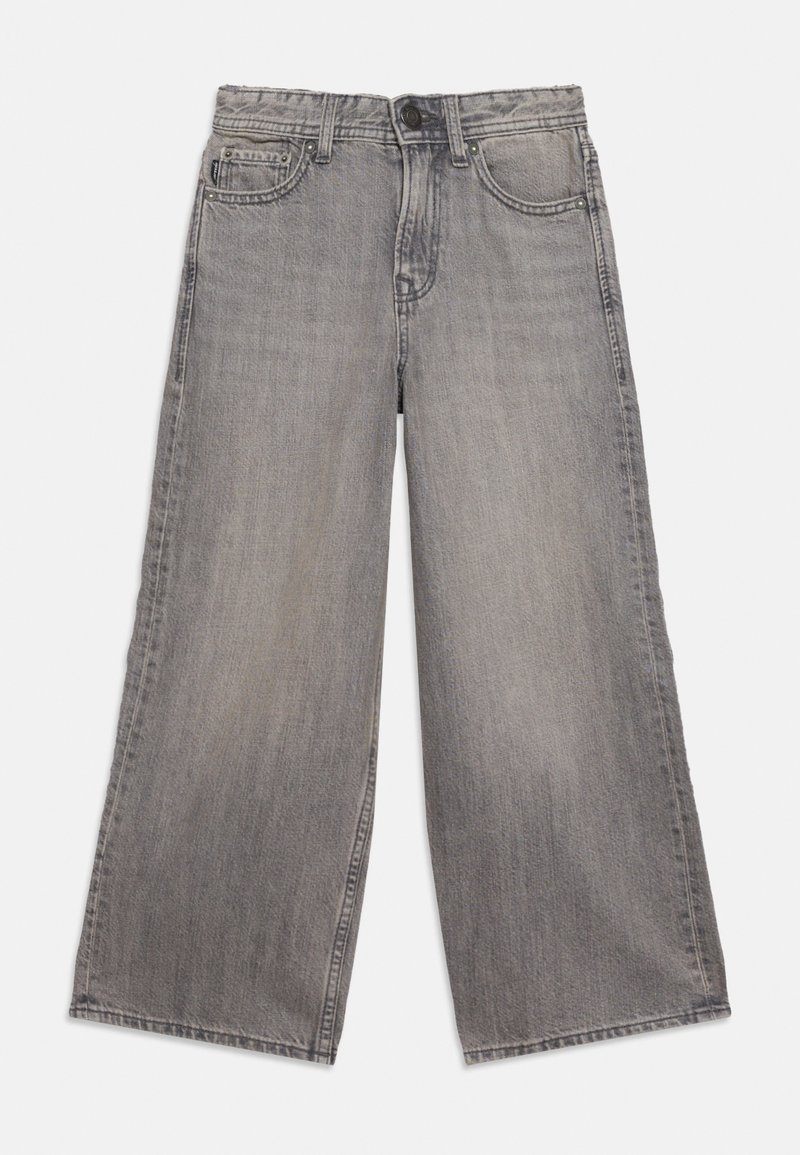 Γκρι τζιν παντελόνι με φαρδύ πόδι, με κουμπί και φερμουάρ, μπροστινές τσέπες και θηλιές για ζώνη, απλωμένο επίπεδα σε λευκό φόντο.