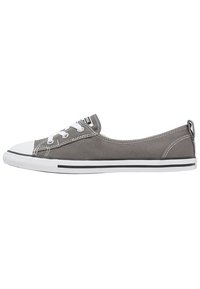 Sneakers in tela grigia con punta in gomma bianca, strisce nere sulla suola e lacci bianchi. Presentano un'etichetta sulla linguetta e un occhiello sul tallone.