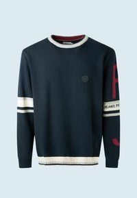 Granatowy sweter dzianinowy z okrągłym dekoltem, kremowymi i bordowymi paskami oraz wyraźną czerwoną grafiką na jednym z rękawów.