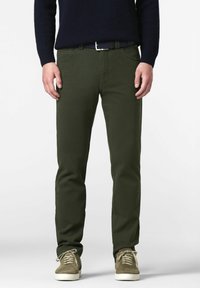 Pantalons vert olive à coupe slim, fabriqués dans un tissu lisse. Comprend cinq poches et une taille classique avec passants de ceinture.