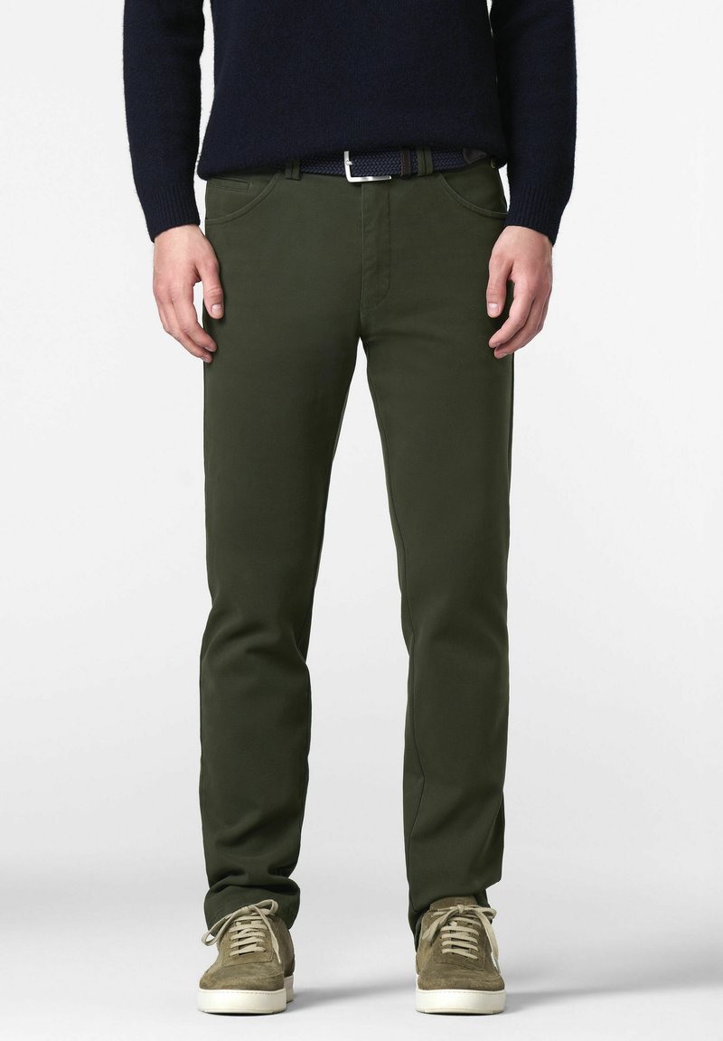 Pantalons vert olive à coupe slim, fabriqués dans un tissu lisse. Comprend cinq poches et une taille classique avec passants de ceinture.