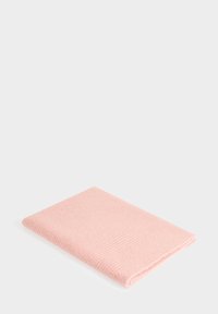 Coperte lavorata a maglia di un tenero rosa, di forma rettangolare, caratterizzata da un motivo testurizzato con dettagli a coste, piegata con cura e bordi lisci.