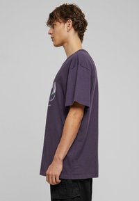 Upscale by Mister Tee FU HEAVY TEE - T-shirts print - purplenight
