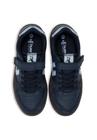 Marineblaue Sportschuhe mit einer strukturierten, synthetischen Oberseite, Netzfutter und Klettverschluss. Mit hellblauen Akzenten und brauner Gummisohle.
