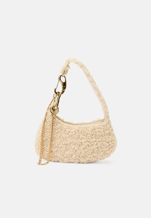 Bolsa em tom bege com textura, apresentando uma superfície suave e felpuda, com um formato curvo, alça curta e detalhe em corrente dourada.