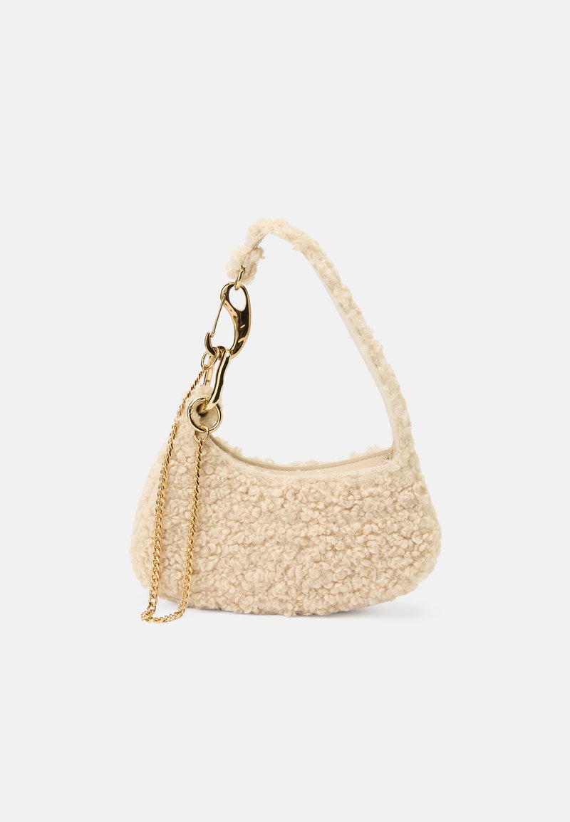 Beige teksturert håndveske med en myk, lodden overflate, som har en buet form, kort håndtak og detalj i gullfargekjede.