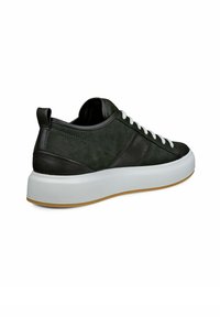 Ciemnozielone skórzane sneakersy z białymi sznurowadłami, zaokrąglony czubek i gruba biała podeszwa z akcentem teksturowanego czarnego obcasa.