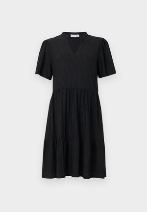 Μαύρο φόρεμα με κοντά μανίκια, V-λαιμόκοψη, σούρα στη μέση, διακριτό υφασμάτινο μοτίβο και φούστα με στρώσεις σε μονόχρωμο φόντο.