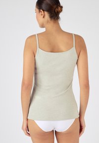 Camisole grigio chiaro con sottili spalline regolabili. Tessuto liscio e elastico. Design semplice, forma aderente, senza motivi né accenti.