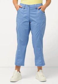Ulla Popken 7/8 RETROUSSABLE POCHES - Pantalon classique - cloud blue