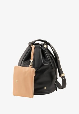 Borsa a secchiello in pelle nera con pochette zip color tan, dettagli in hardware dorato, tracolla regolabile e parte superiore cinchata. Superficie con dettaglio testurizzato.