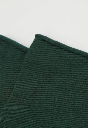 Donkergroen ribbelstof met een gladde textuur, voorzien van een nette, afgewerkte rand. De close-up legt fijne lijnen vast die verticaal lopen.