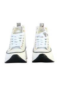 Witte hoge sneakers met een gestructureerde grijze hiel, gouden logo en witte veters. Rubberen buitenzool met zwarte accenten. Gladde en glanzende afwerking.