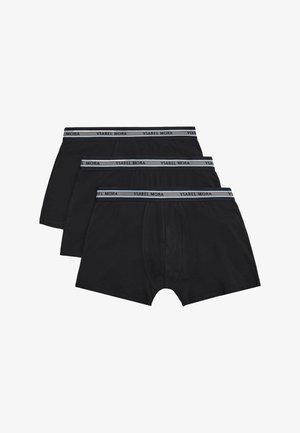 Tres bóxers para hombre negros apilados, cada uno con una cinturilla blanca que presenta la marca "YSABEL MORA" en franjas horizontales negras y grises.