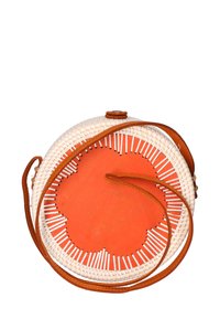 Borsa tonda intrecciata con esterno in vimini bianco, base in pelle arancione e tracolla in pelle marrone. Cuciture bianche evidenti lungo il bordo.