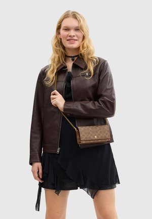COACH, EVIE LONG WALLET WITH CHAIN IN SIGNATURE CANVAS . - Sac bandoulière - tan caramel