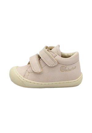 Scarpa per bambino beige con doppi cinturini in velcro, suola morbida, punta arrotondata in gomma e logo del marchio ricamato sul lato.