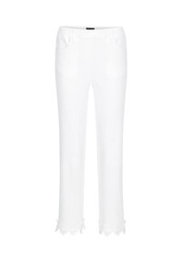 Pantalon blanc court avec poches avant et bordure en dentelle florale à l'ourlet, jambes légèrement évasées et taille ajustée.