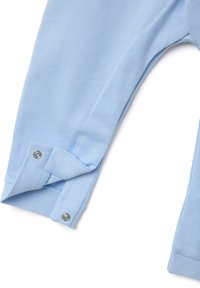 Lichtblauwe katoenen broek met een gladde textuur, voorzien van drukknoopsluitingen aan de broekspijpen voor een verstelbare pasvorm. Topstiksels en geribde tailleband.