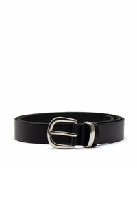 Zwarte leren riem, met een zilverkleurige metalen gesp, een gladde textuur en een breedte die geschikt is voor dagelijks gebruik. Eenvoudig, klassiek ontwerp.