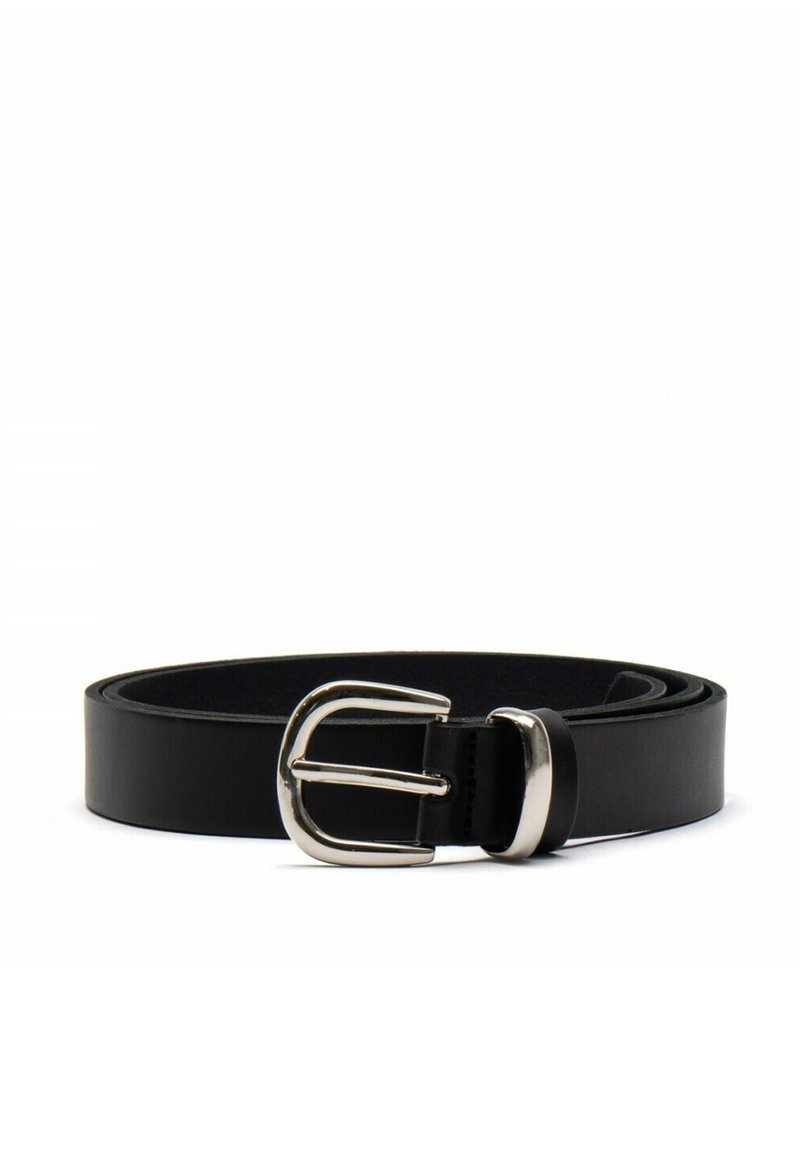 Zwarte leren riem, met een zilverkleurige metalen gesp, een gladde textuur en een breedte die geschikt is voor dagelijks gebruik. Eenvoudig, klassiek ontwerp.