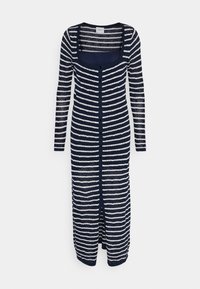 Μπλε πλεκτό φόρεμα με λευκές οριζόντιες ρίγες, μακριά μανίκια, στρογγυλή λαιμόκοψη, κλείσιμο με κουμπί και υφασμάτινη υφή. Μήκος μέχρι τη μέση της γάμπας.