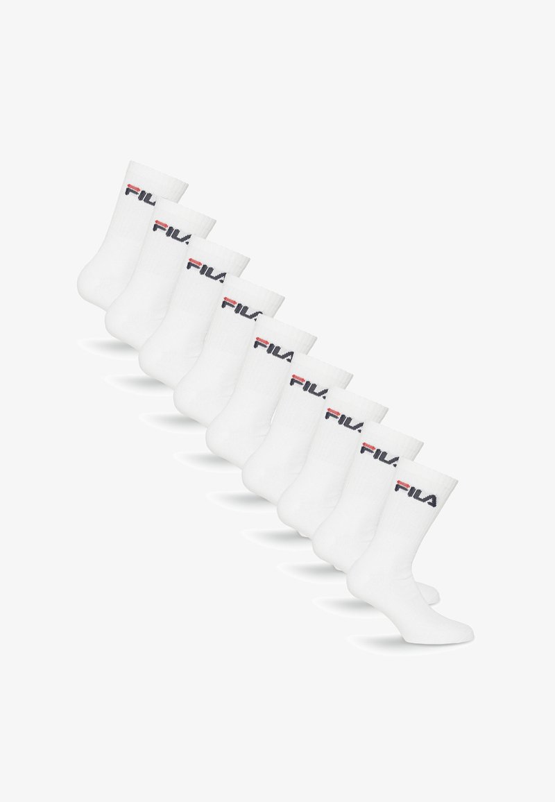 Dix paires de chaussettes blanches type « crew » avec le logo FILA en noir et rouge sur le haut du bord-côte, disposées en diagonale sur un fond blanc.