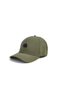 Cappellino verde oliva realizzato in tessuto liscio, con un logo ricamato nero sulla parte anteriore e una chiusura regolabile sul retro.