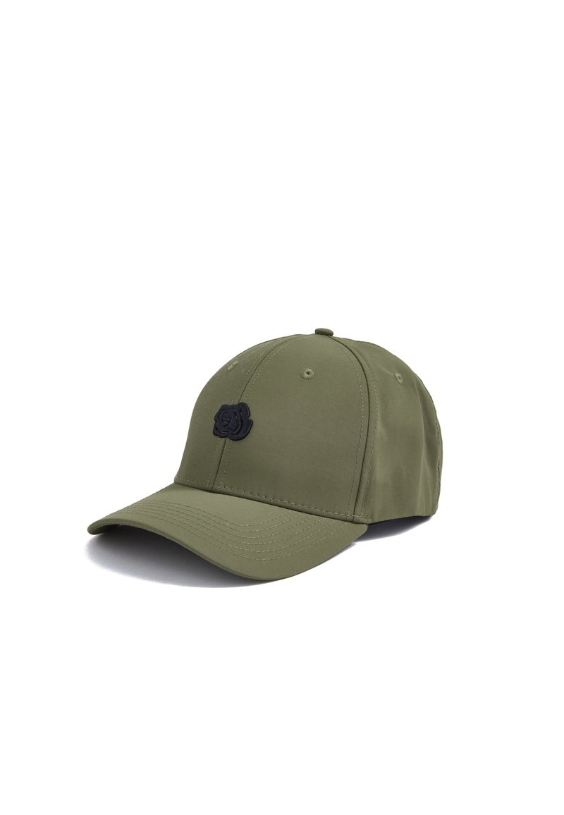 Cappellino verde oliva realizzato in tessuto liscio, con un logo ricamato nero sulla parte anteriore e una chiusura regolabile sul retro.
