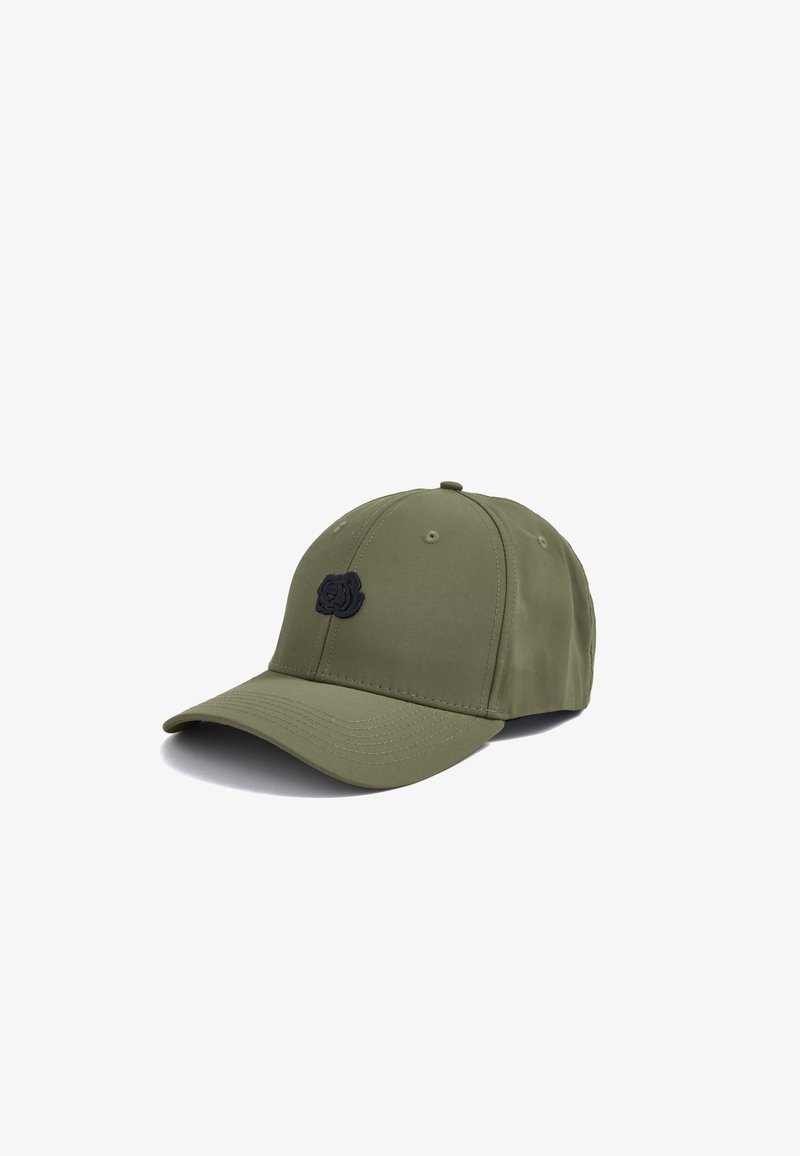 Cappellino verde oliva realizzato in tessuto liscio, con un logo ricamato nero sulla parte anteriore e una chiusura regolabile sul retro.