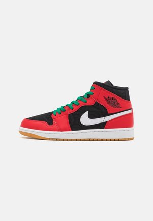 Højtop atletisk sneaker med rød læder, sort stof, grønne snørebånd, hvid Nike-swoosh og gummisål, set fra siden på en hvid baggrund.