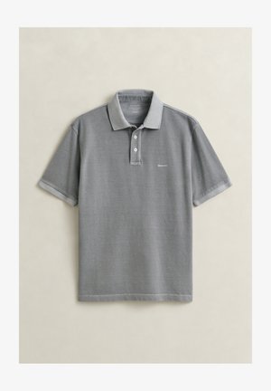 Grijs poloshirt met korte mouwen, twee witte knopen en een klein logo op de linkerborst, plat neergelegd op een lichte achtergrond.