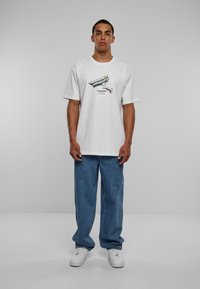 Upscale by Mister Tee CCTV OVERSIZE - T-shirts print - white