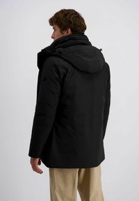 Schwarze Steppjacke mit hohem Kragen und abnehmbarer Kapuze. Verfügt über eine glatte Textur und eine taillierte Passform mit seitlichen Taschen.