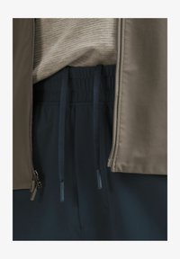 Unselected, shale blue