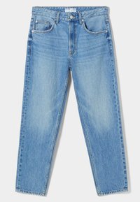 Jeans de mezclilla azul claro con un corte relajado, piernas rectas, cinco bolsillos y detalles de costura. Presentan un cierre clásico de botón y cremallera.