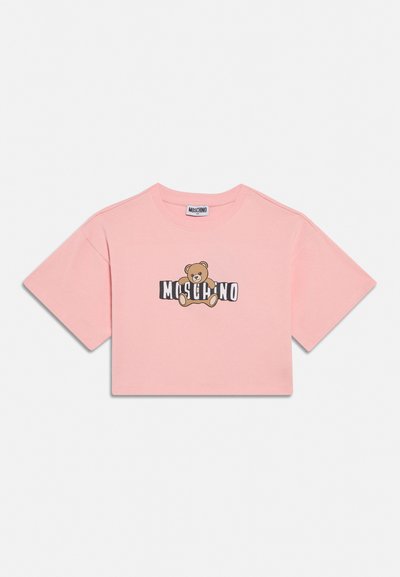 T-shirt court rose avec une illustration d'ours en peluche et le texte « MOSCHINO » centré sur la poitrine.
