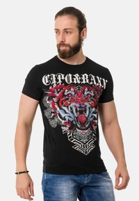 Schwarzes T-Shirt mit einem großen, mehrfarbigen Tiger-Graphic und komplizierten Designs darunter, kurzen Ärmeln und im Rundhals-Stil.