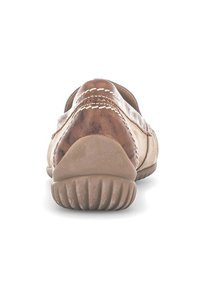 Scarpa slip-on in pelle marrone con punta arrotondata, caratterizzata da cuciture bianco sporco e suola in gomma testurizzata. Nessun abbellimento visibile.