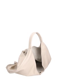 Borsa a tracolla in pelle beige con una texture morbida, design aperto, due manici superiori e un interno liscio e non foderato.